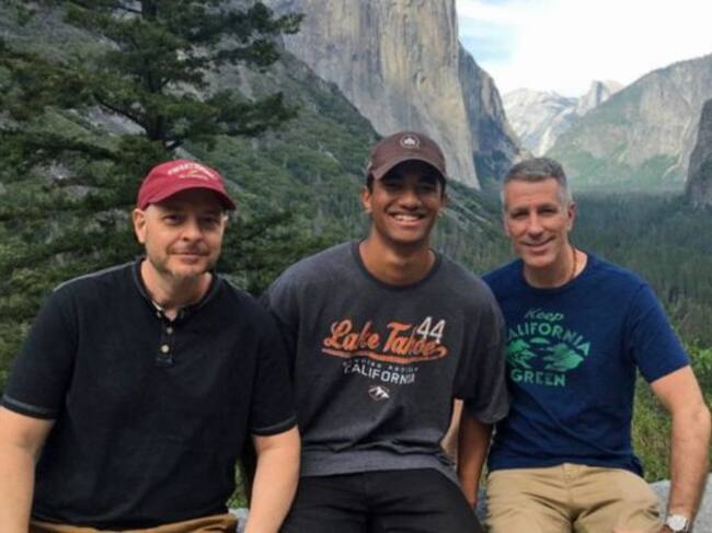 Danny y Pete adoptaron a Kevin, ahora tiene 20 años de edad y estudia la universidad