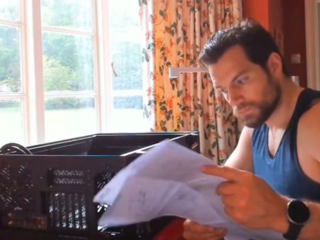 Henry Cavill concentrado leyendo las instrucciones