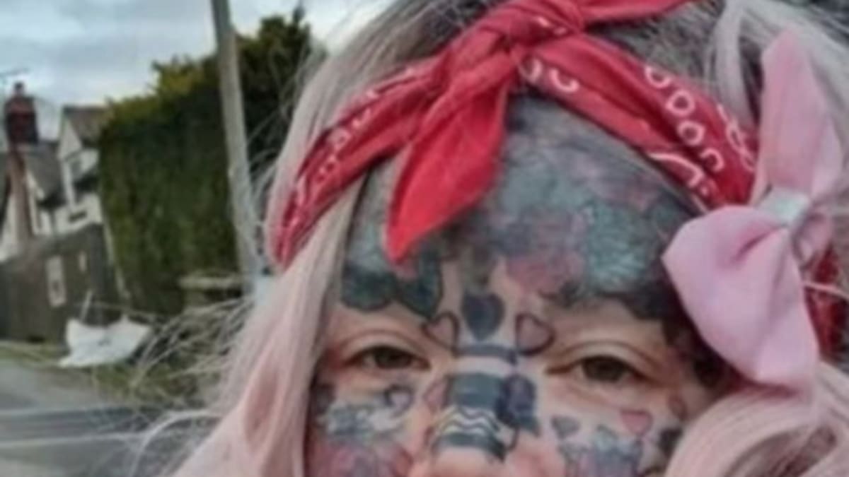 Mujer busca trabajo y no le dan porque tiene más de 800 tatuajes