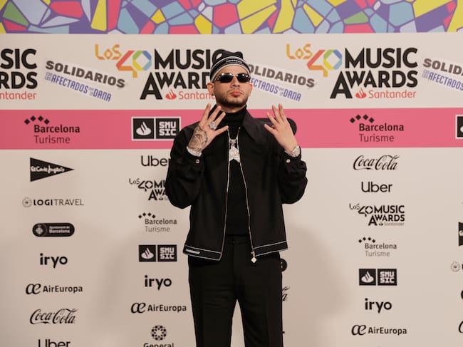 ¿No sabes qué día es hoy? Dei V te lo indica: 8 (de noviembre), fecha en que tiene lugar LOS40 Music Awards Santander 2024, solidarios con los afectados por la DANA.