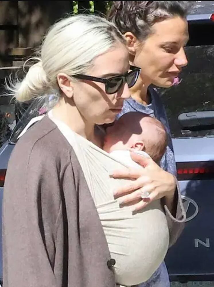 Lady Gaga se habría convertido en madre