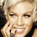 Pink presume embarazo topless