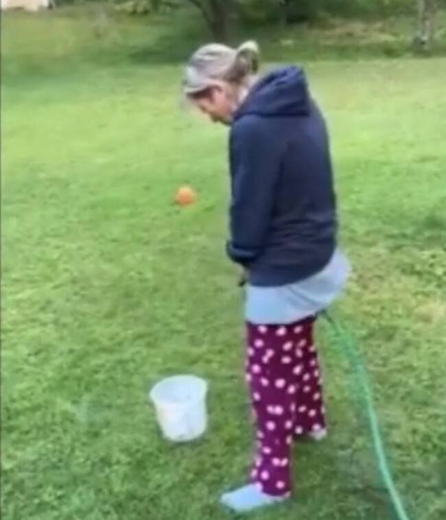 Pide a su esposa orinar con manguera para entienda que ser hombre no es fácil