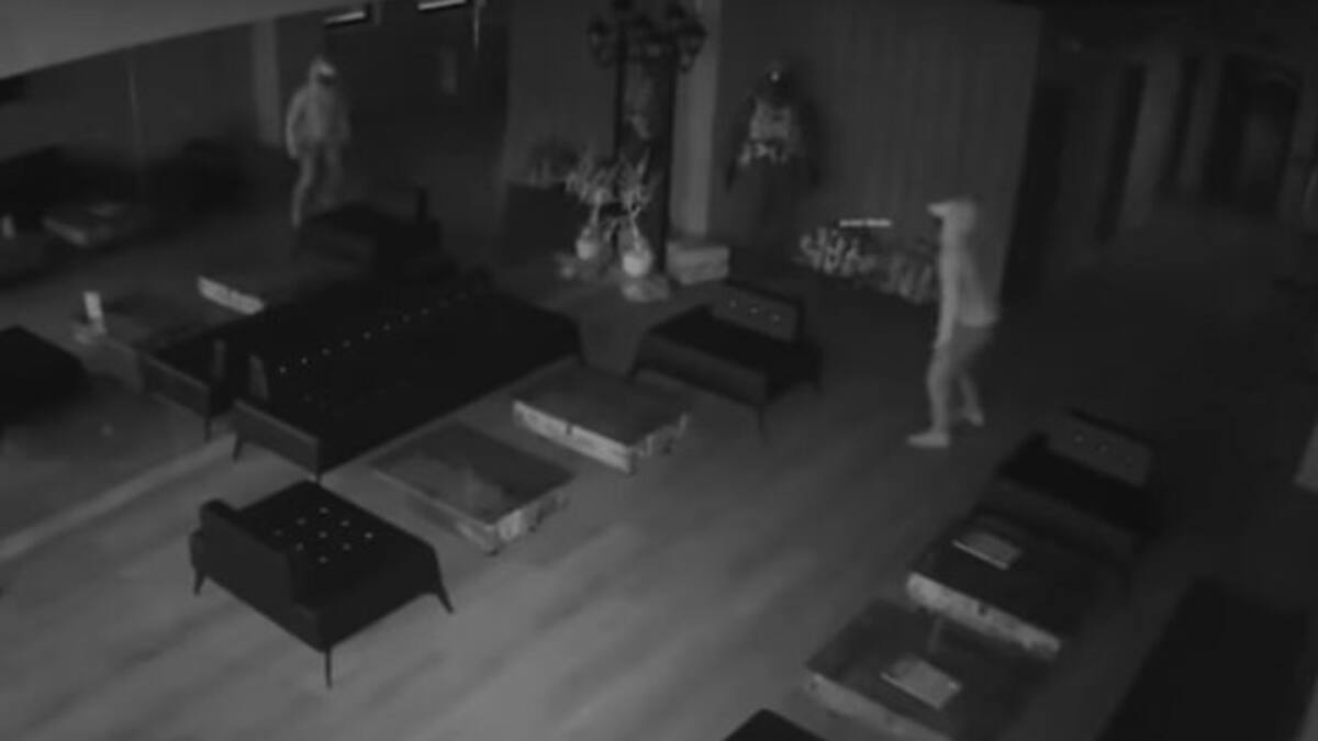 Ladrón se asusta con su propio reflejo y sale corriendo