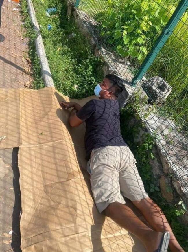 No aguantó el sueño, tomó una siesta y cuando despertó, ya había fila para la vacuna delante de él