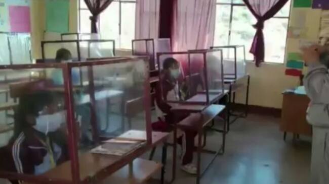 Profesora Aida Careaga adaptó sus pupitres con sana distancia para que sus alumnos tuvieran clases