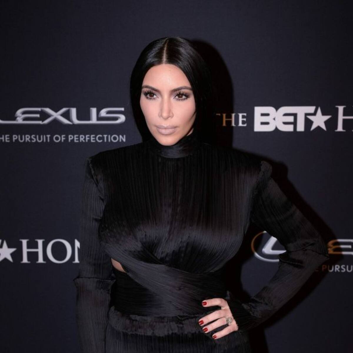 ¡Kim Kardashian se desnuda de nuevo!