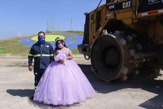 La quinceañera también se tomó una foto con su papá