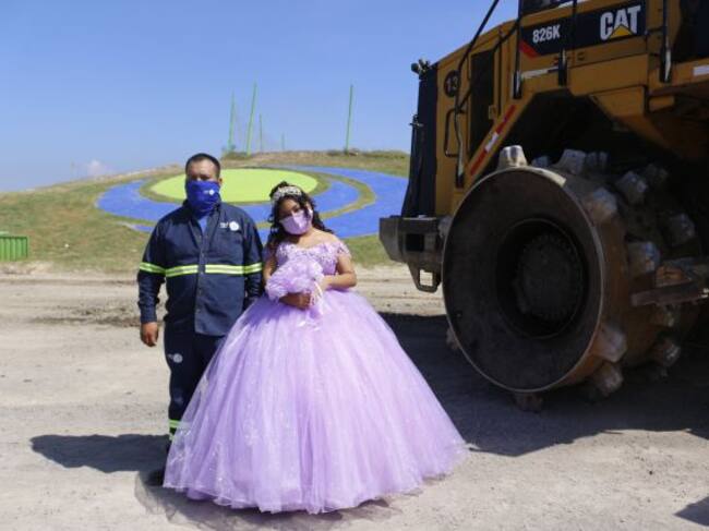 La quinceañera también se tomó una foto con su papá