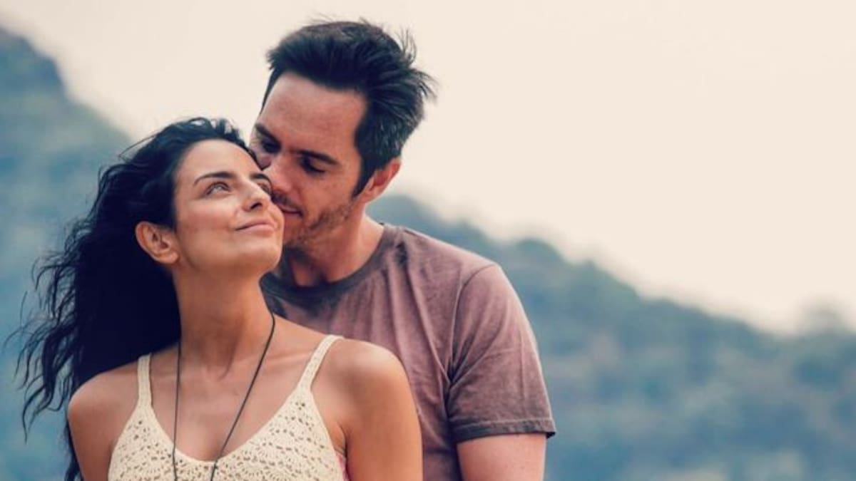 Aislinn Derbez presume su embarazo en bikini