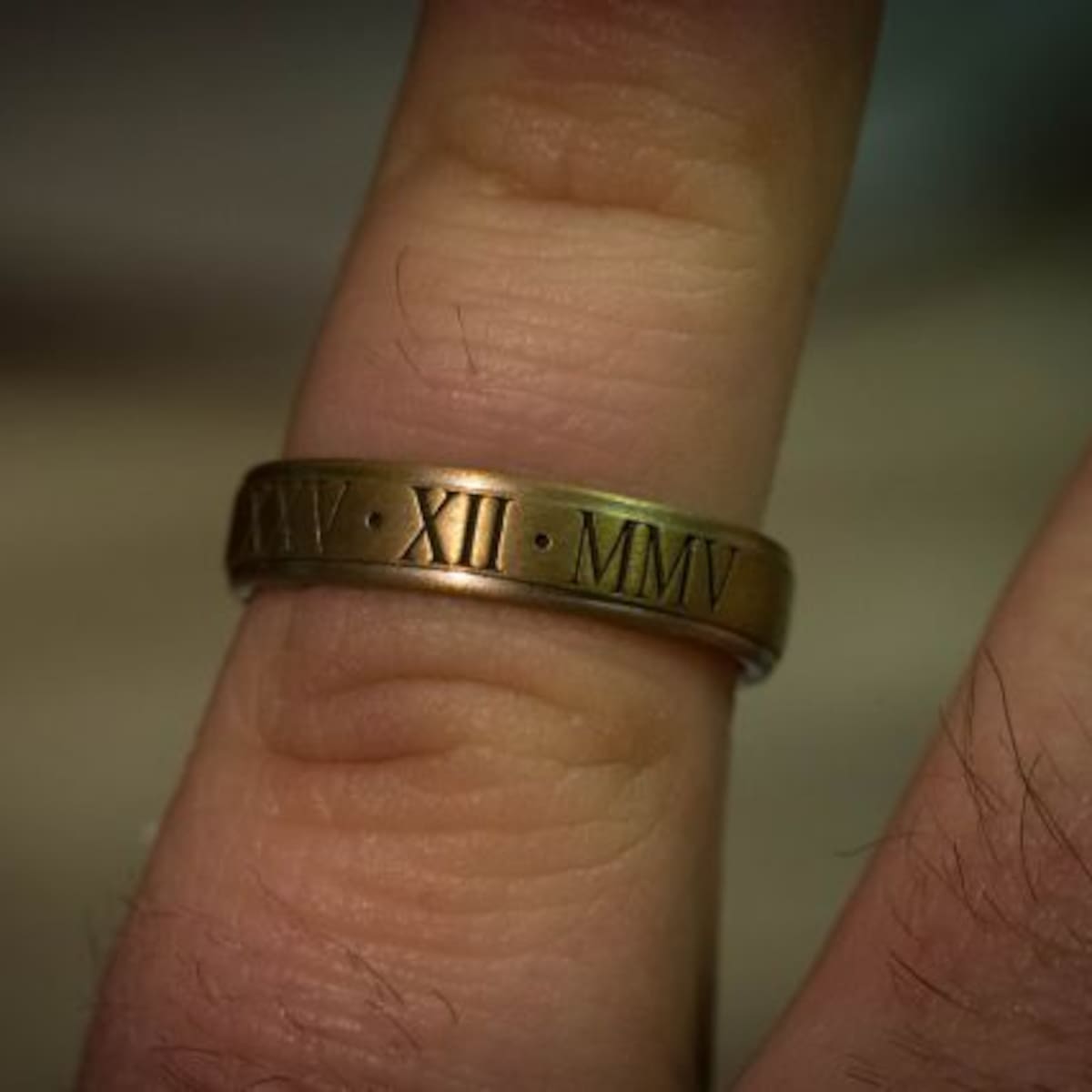 Olvidó su anillo de compromiso en el motel