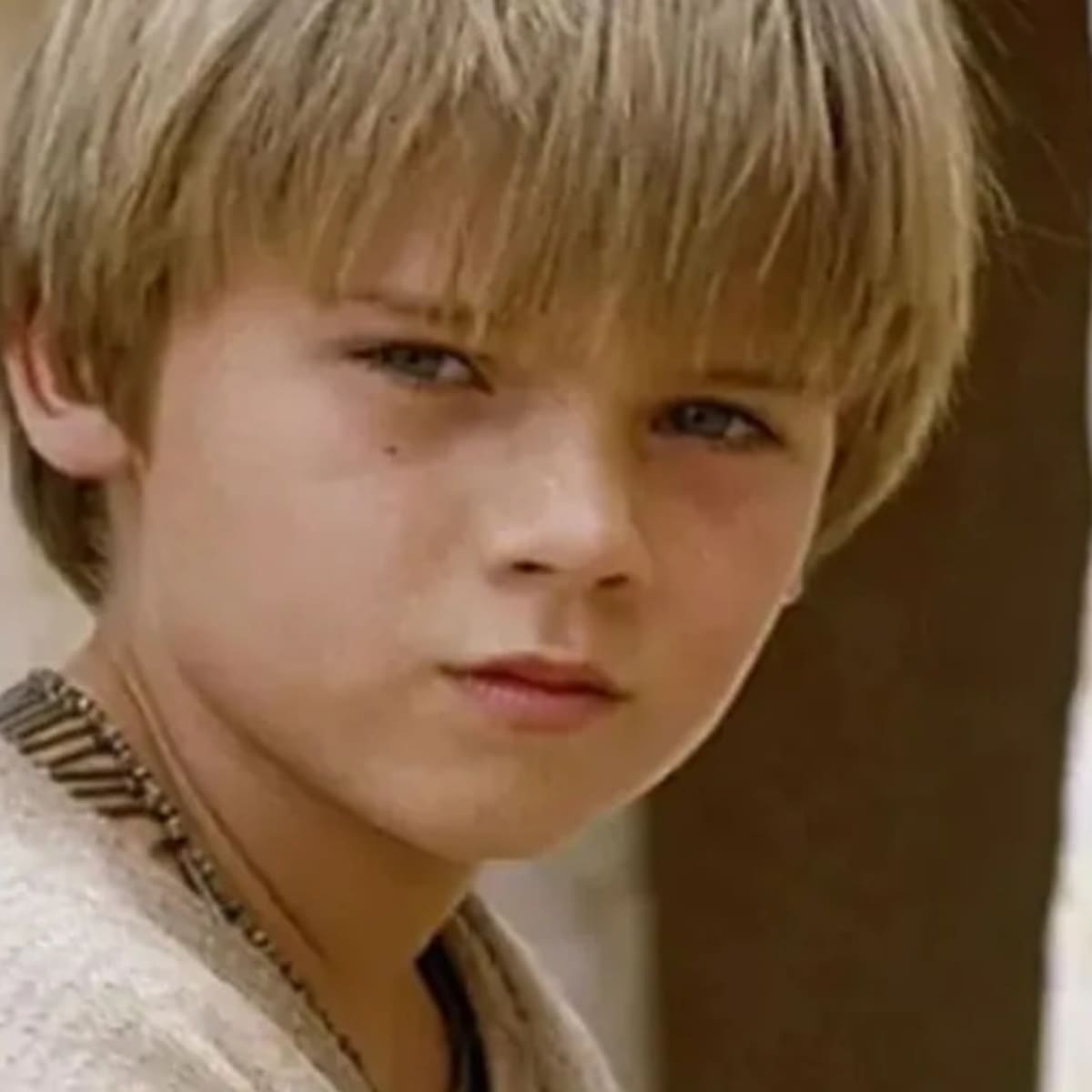 El niño que fue Anakin Skywalker cuenta que se retiró de la actuación por problemas de salud mental y esquizofrenia, así se ve hoy lejos de Hollywood
