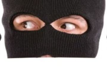 Robó un banco desnudo y fue absuelto por su locura