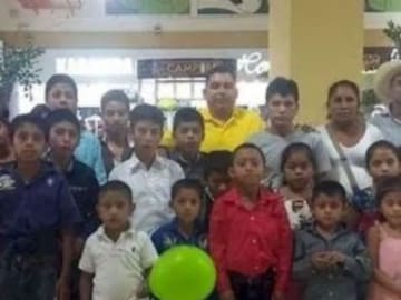 Maestro recauda dinero para llevar a alumnos al cine por primera vez