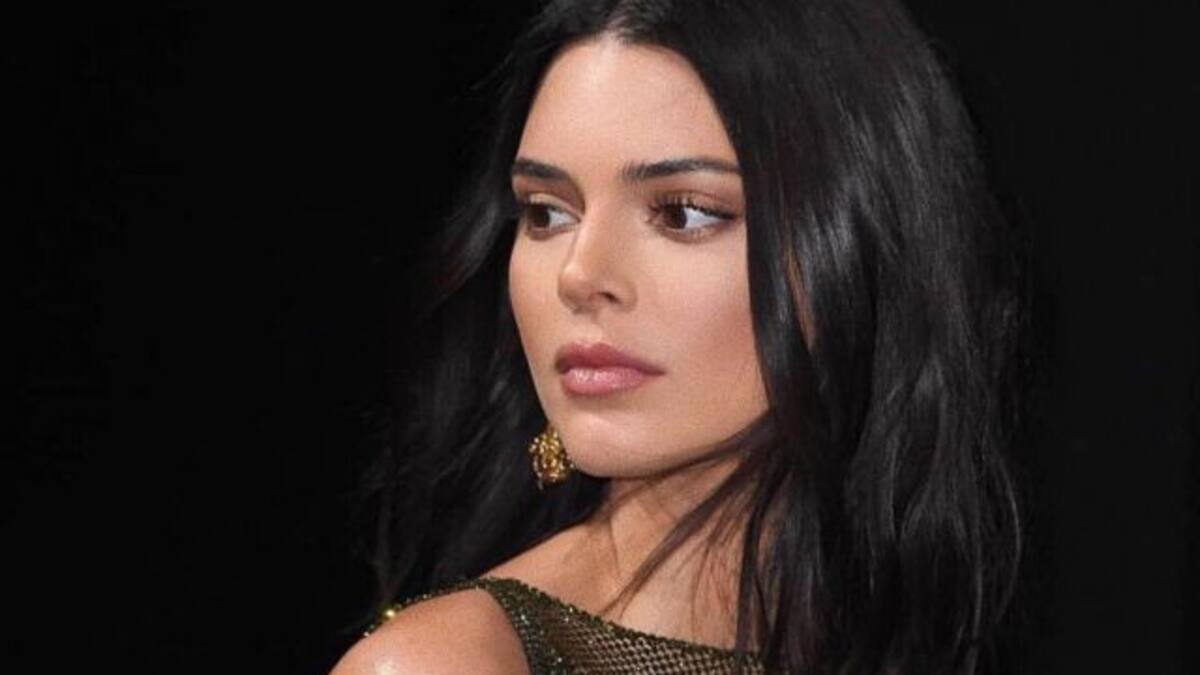 Kendall Jenner enseña todo en vestidos de transparencia