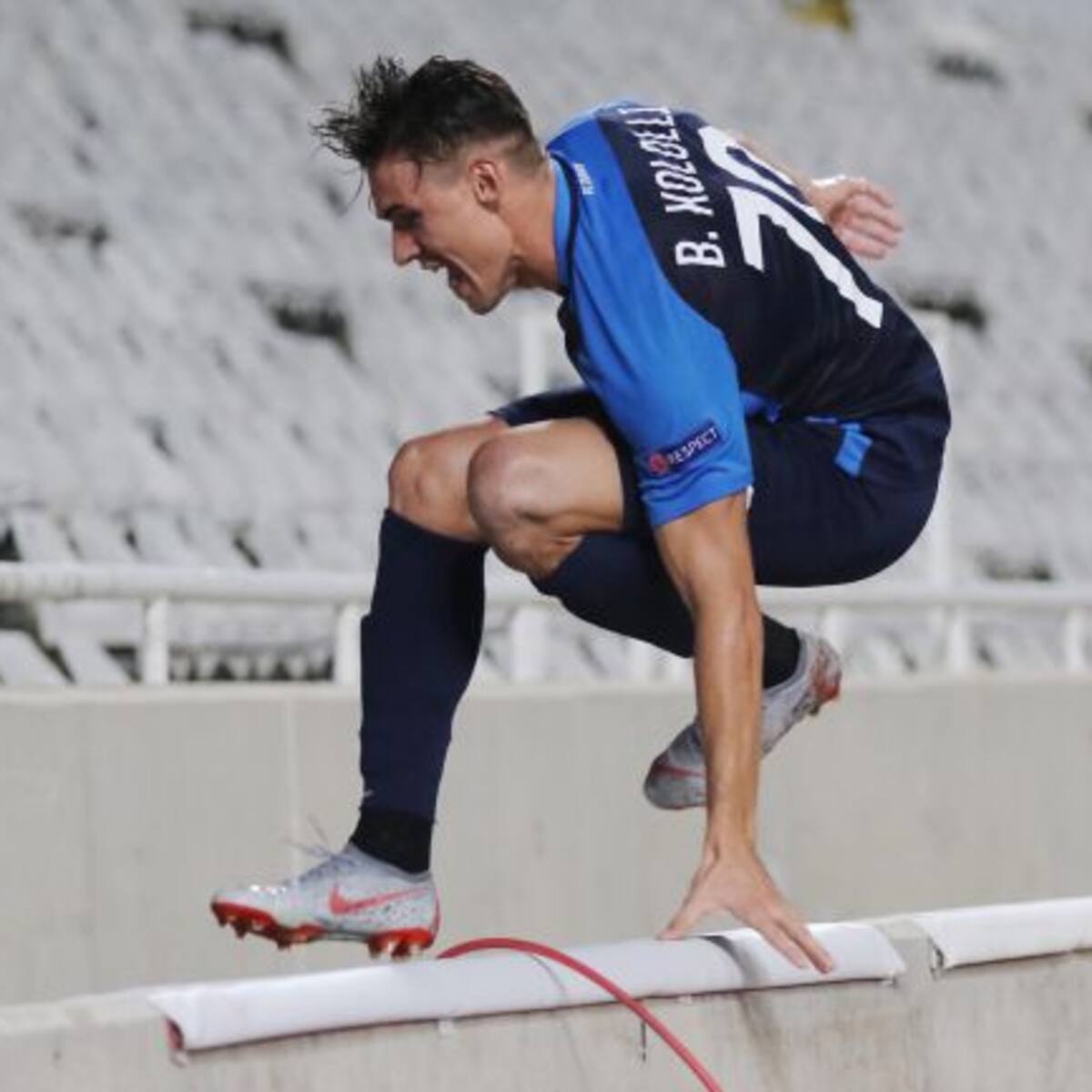 Cae en fosa por querer festejar con la afición