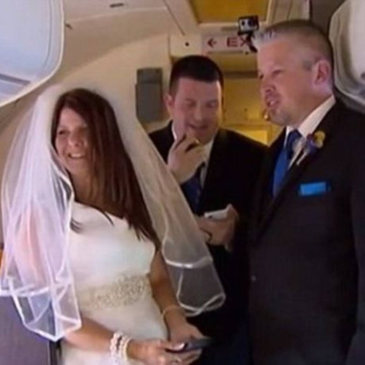 Una pareja se da el ‘sí quiero’ en un vuelo rodeados de familia y amigos