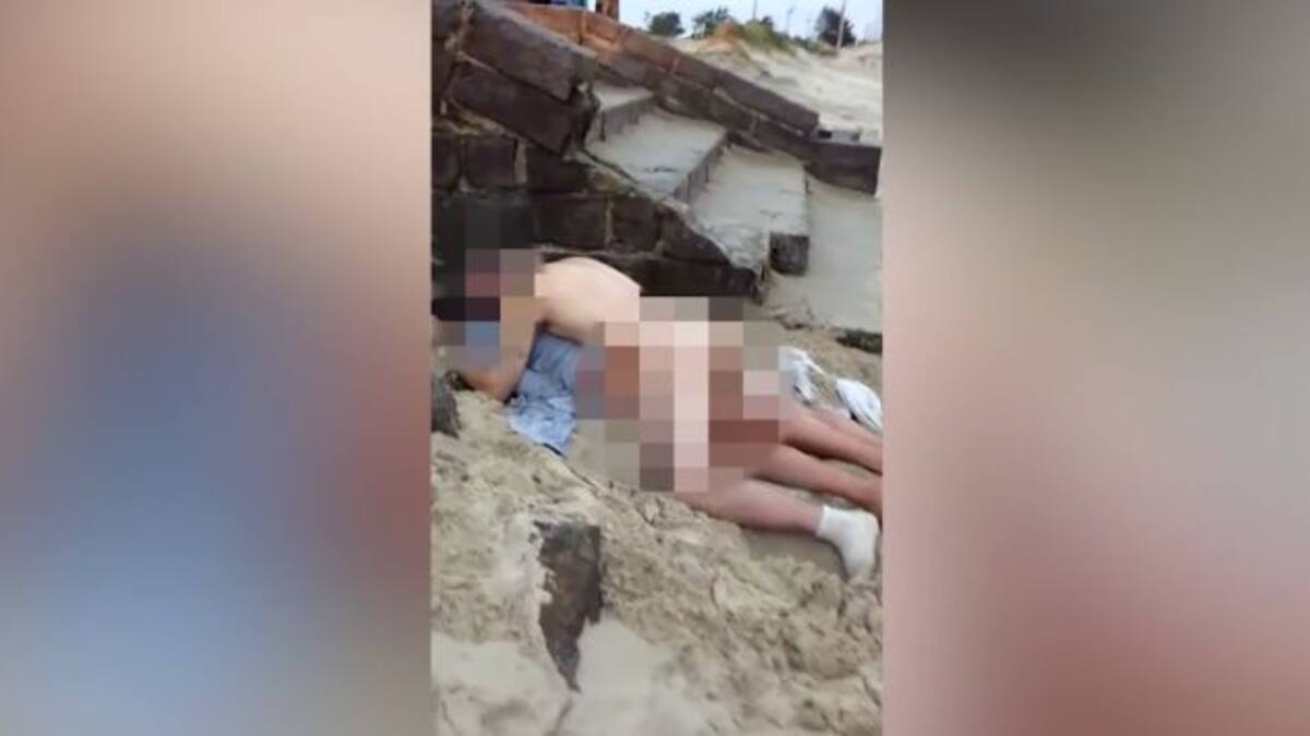 Encuentran a pareja desnuda en la playa dormida