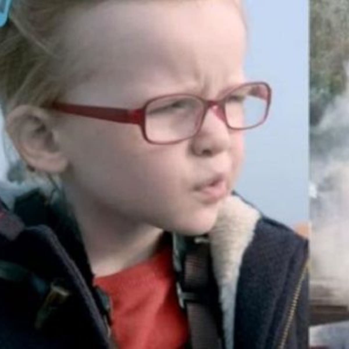 Una niña de cuatro años maneja un camión