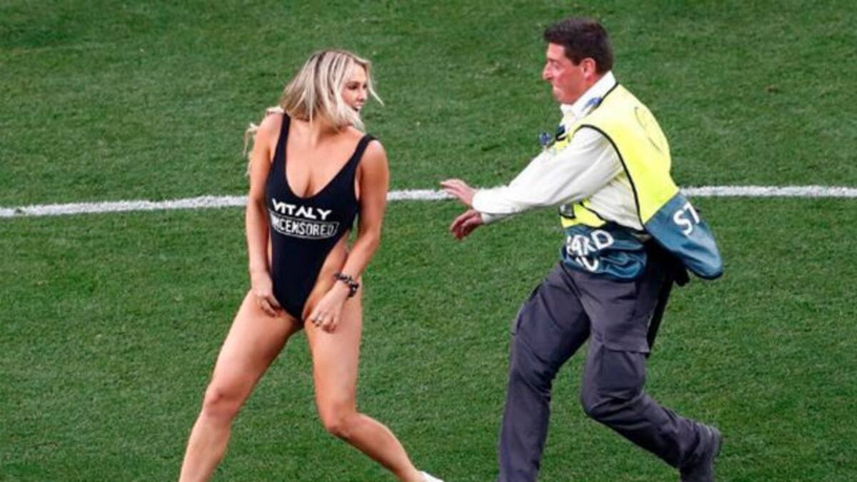 ¿Quién es la guapa mujer que paró el partido de la Champions?