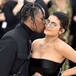 Travis Scott recibe a Kylie Jenner con pétalos de rosa