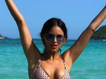 EIZA GONZÁLEZ ES CAPTADA CON BIKINI Y CACHETERO SENSUAL