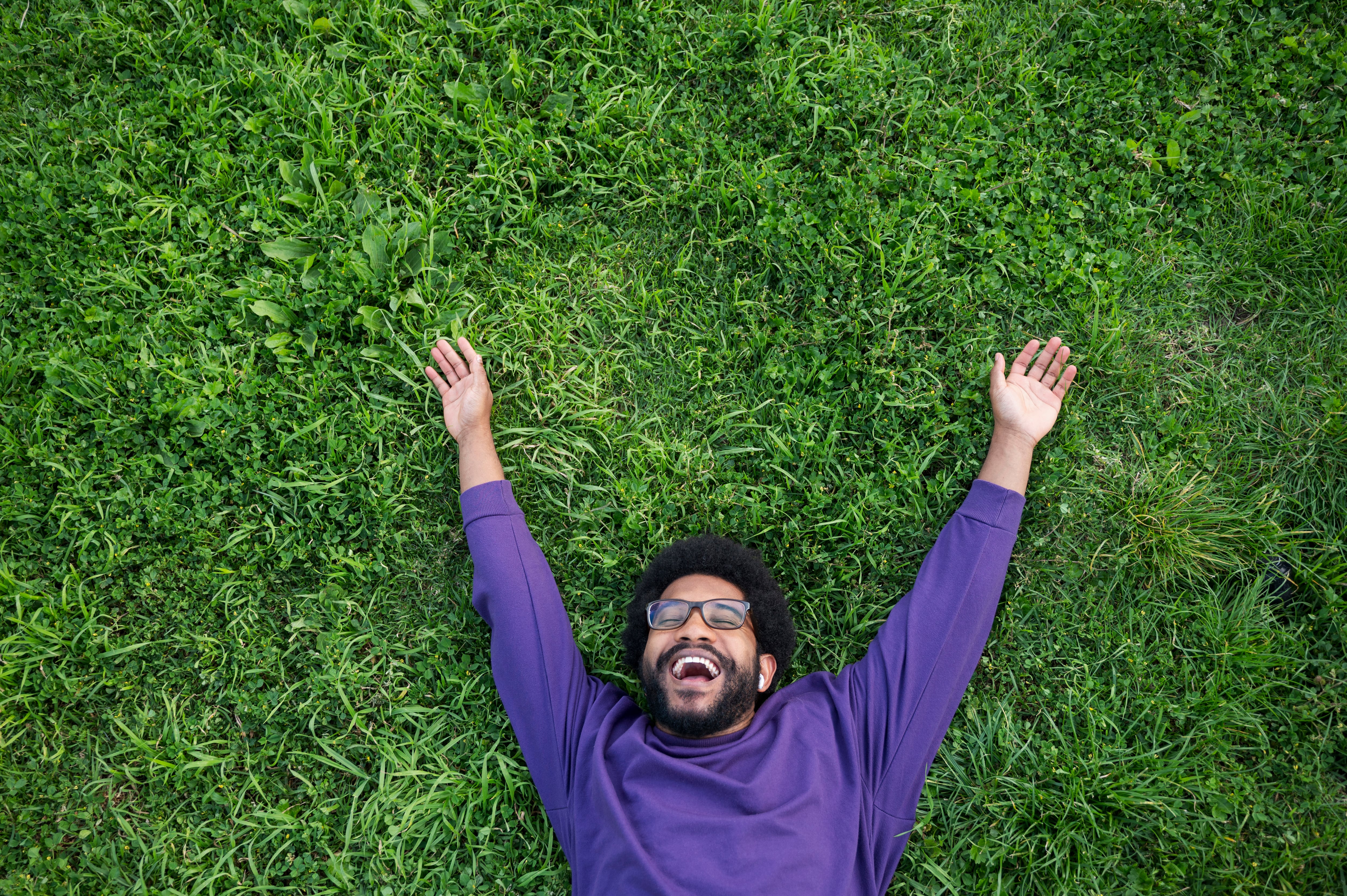 Hombre feliz tirado en el césped