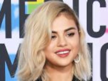 Selena Gomez sorprende con un look inusual