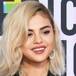 Selena Gomez sorprende con un look inusual