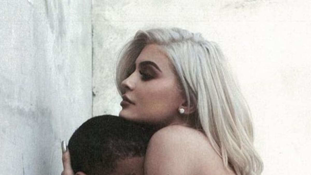 Kylie Jenner topless para festejar a su novio