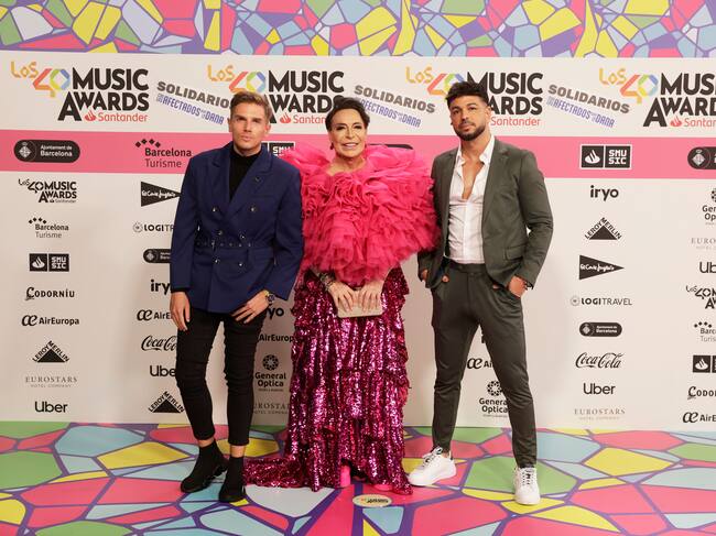 Nuestra vidente favorita ha llegado así de pomposa, junto a su pareja Santi Rubio y a su representante Tony, para transmitir "alegría, vida y color" a todas las personas que han sufrido las consecuencias de la DANA y que están atravesando tantas dificultades, aunque sea por un ratito.