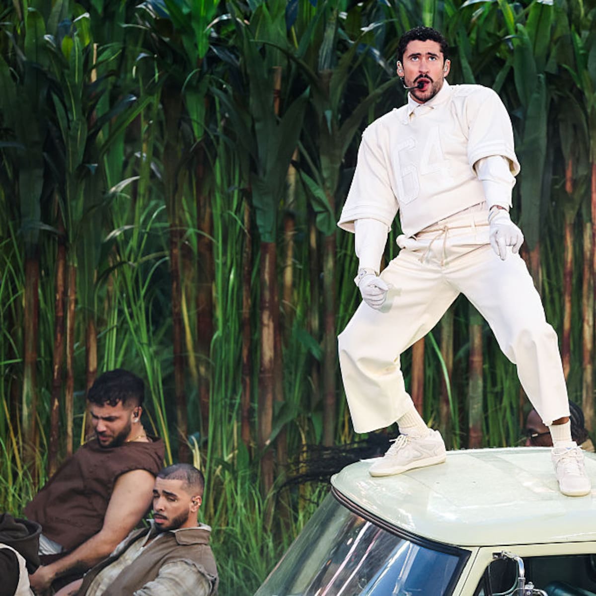 Esto cuestan los tenis que usó Bad Bunny en el Super Bowl y que ahora son los más buscados, ¿podrías comprarlos?