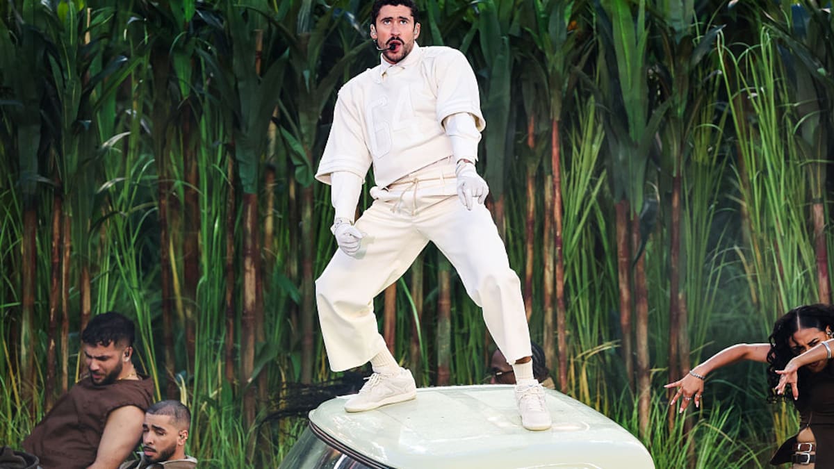 Esto cuestan los tenis que usó Bad Bunny en el Super Bowl y que ahora son los más buscados, ¿podrías comprarlos?