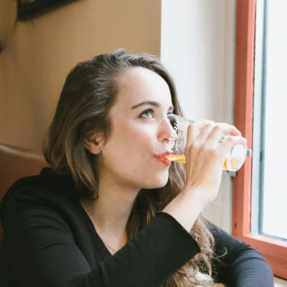 Mujeres que beben cerveza son más fieles