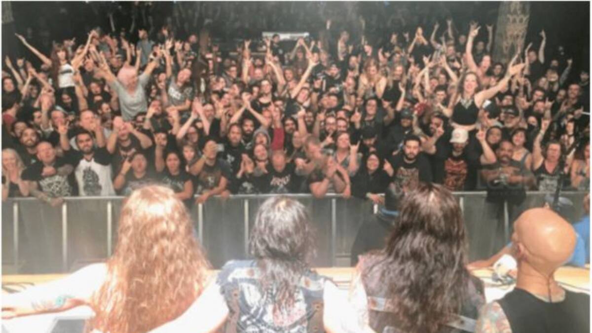 Así reaccionó esta pareja al escuchar su canción favorita en un concierto