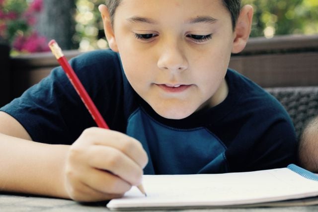 niños que beben agua