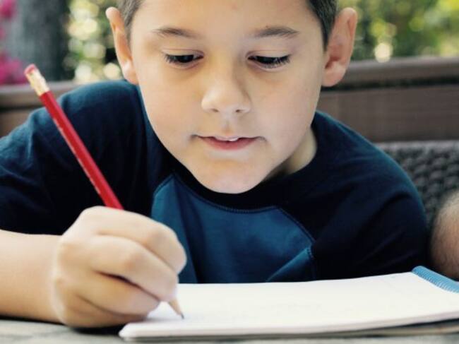 niños que beben agua