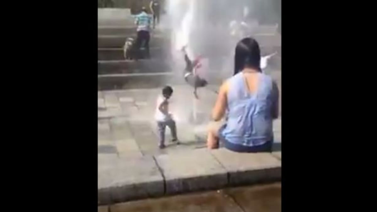 Niña sale volando de una fuente y se hace viral