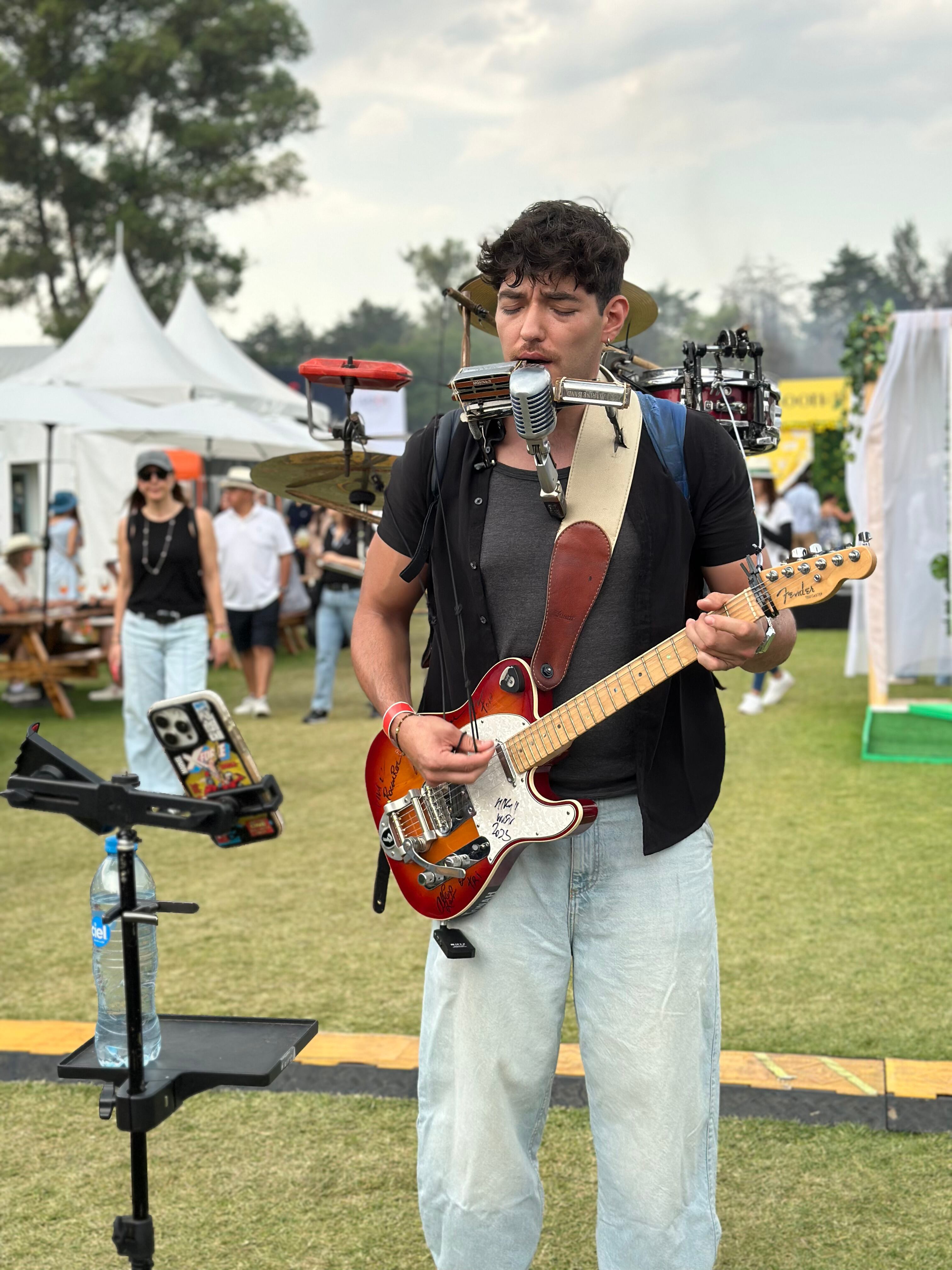 Joven multi-instrumentista