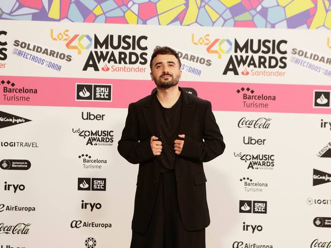El locutor de LOS40 España y del podcast 'Hoy en LOS40' lo ha apostado todo al negro con un look oversize muy chulo.