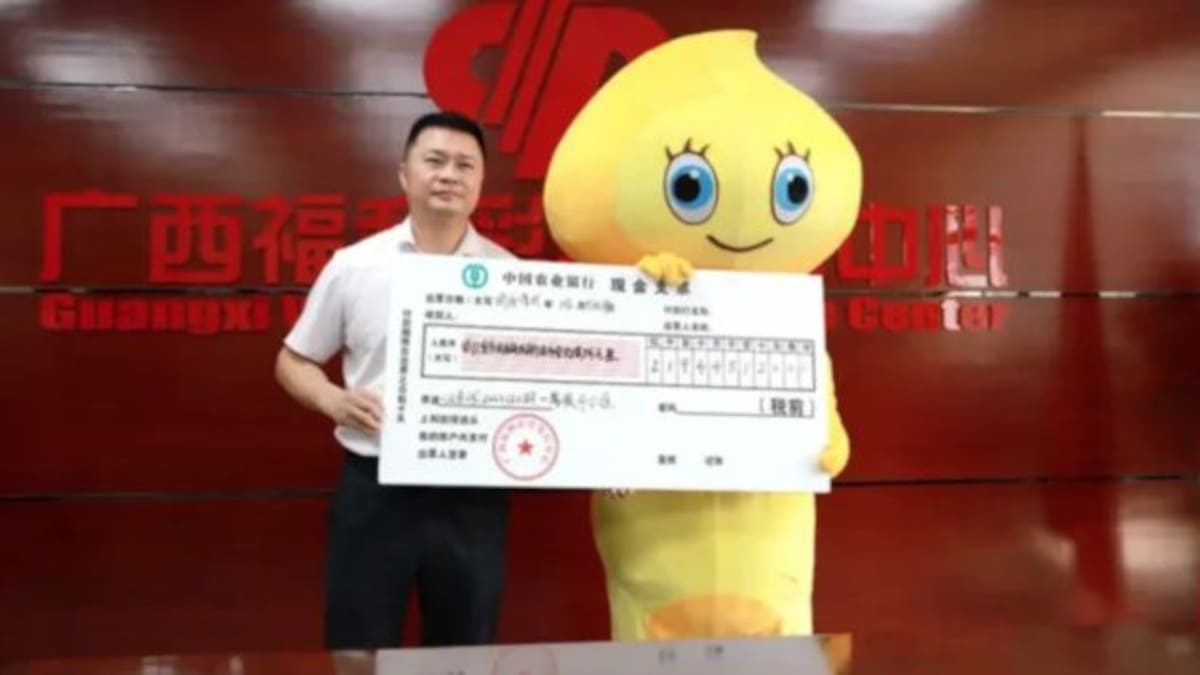 ¡Nadie se enterará! Hombre recoge su premio de la Lotería disfrazado de botarga