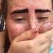 Se pinta pecas y las cejas con henna y se hace viral por el resultado
