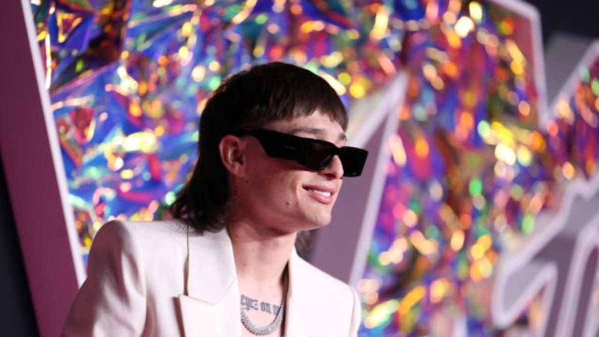 Peso Pluma confirma que tiene novia al ignorar a reportera que le coqueteó