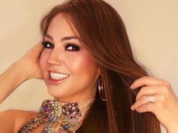 Thalía hace sensual baile recién salida de bañarse