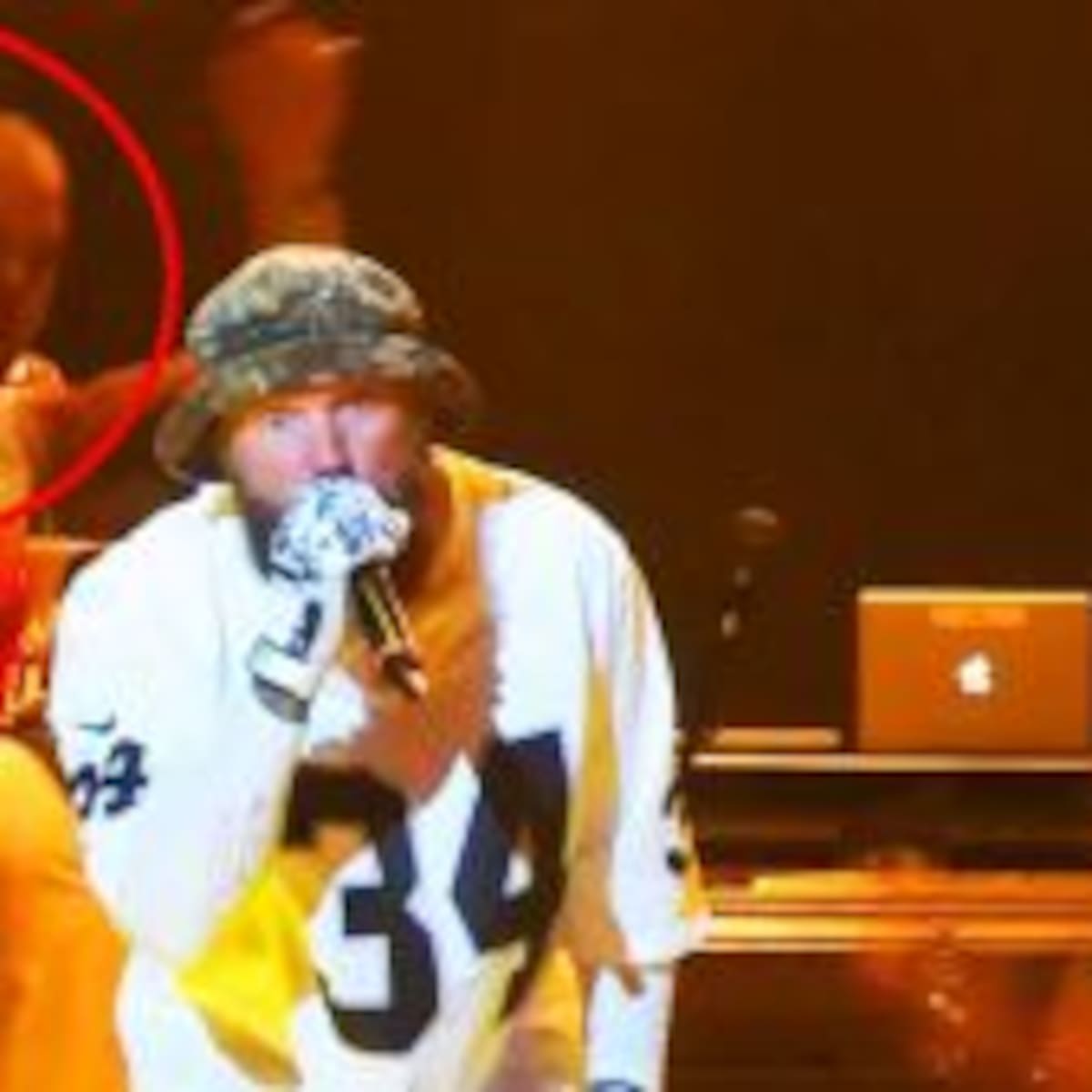 Intentan golpear a vocalista de Limb Bizkit a medio concierto