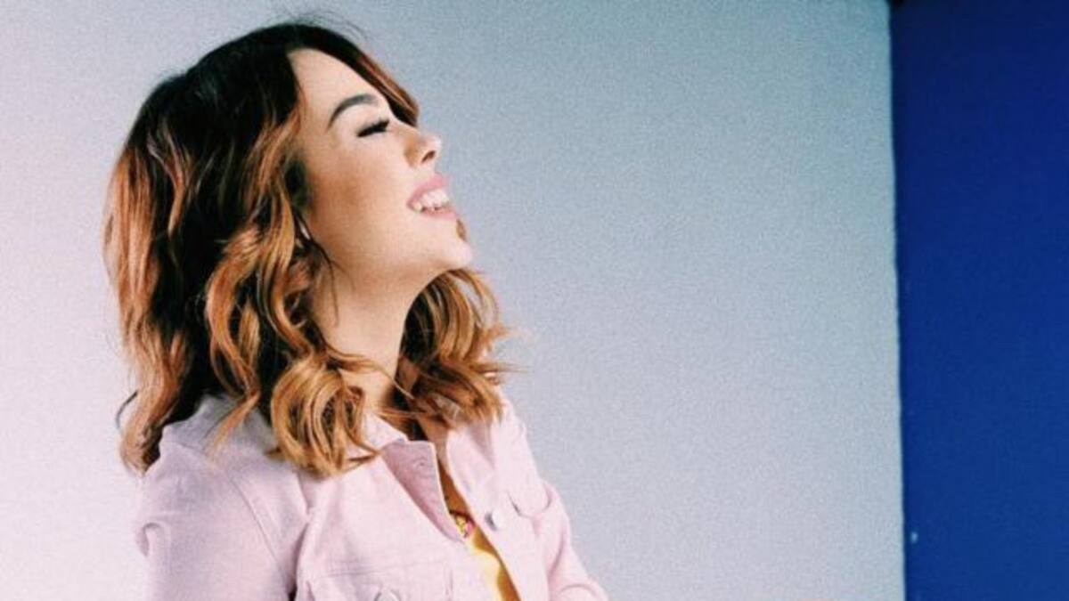 Danna Paola sorprende con escote