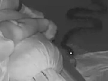 Serpiente ataca a una mujer mientras duerme