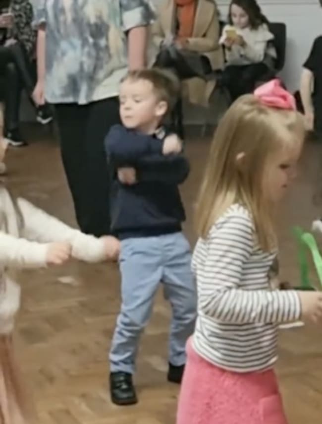 Niño baila como Tobey Maguire y se hace viral