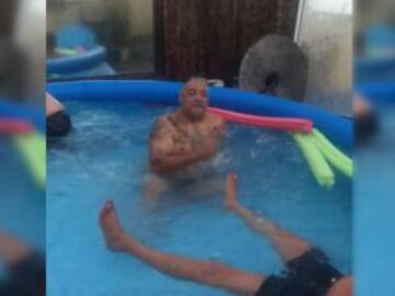Se aventó a una alberca inflable y su esposa salió volando