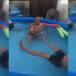 Se aventó a una alberca inflable y su esposa salió volando
